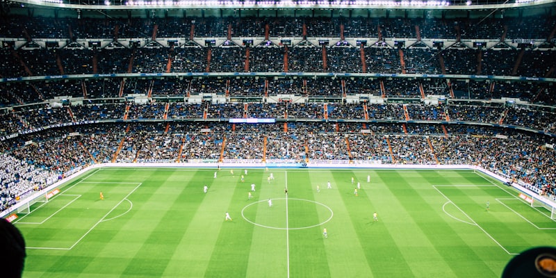 新闻发布会上主教练面对众多话筒和记者提问的特写