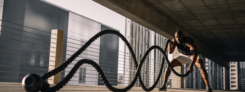 日本队球员在训练中进行战术演练的俯拍镜头