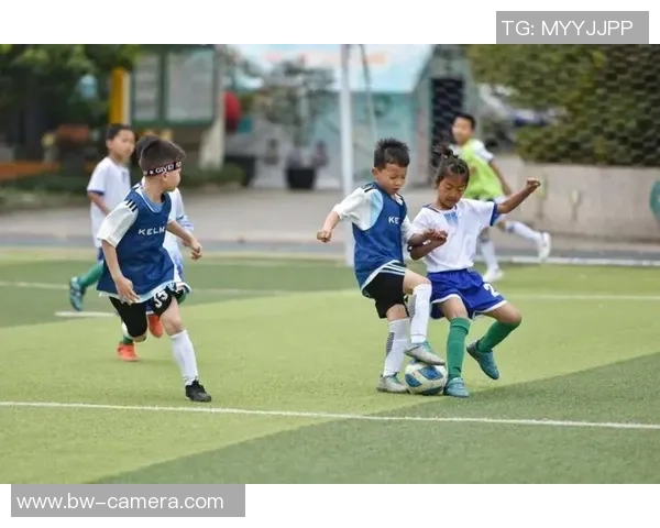 球星与小球迷同场竞技足球挑战赛亲密互动激励梦想成长