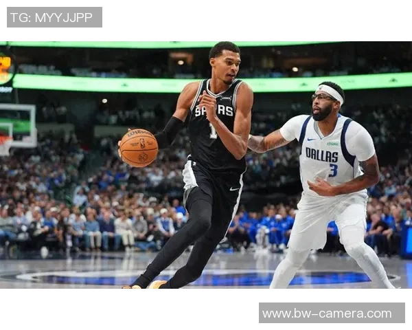 足球球星急停的原因解析：从技术动作到战术需求的多维度探讨