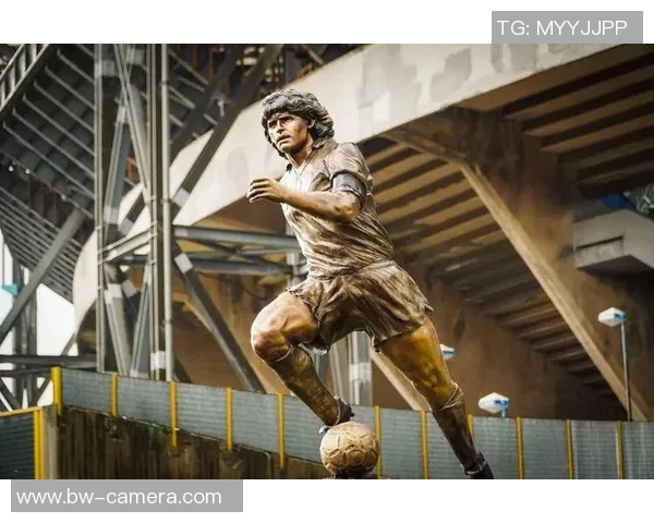 聚焦足球现役十大球星二号人物 揭秘他的技战术特点与影响力